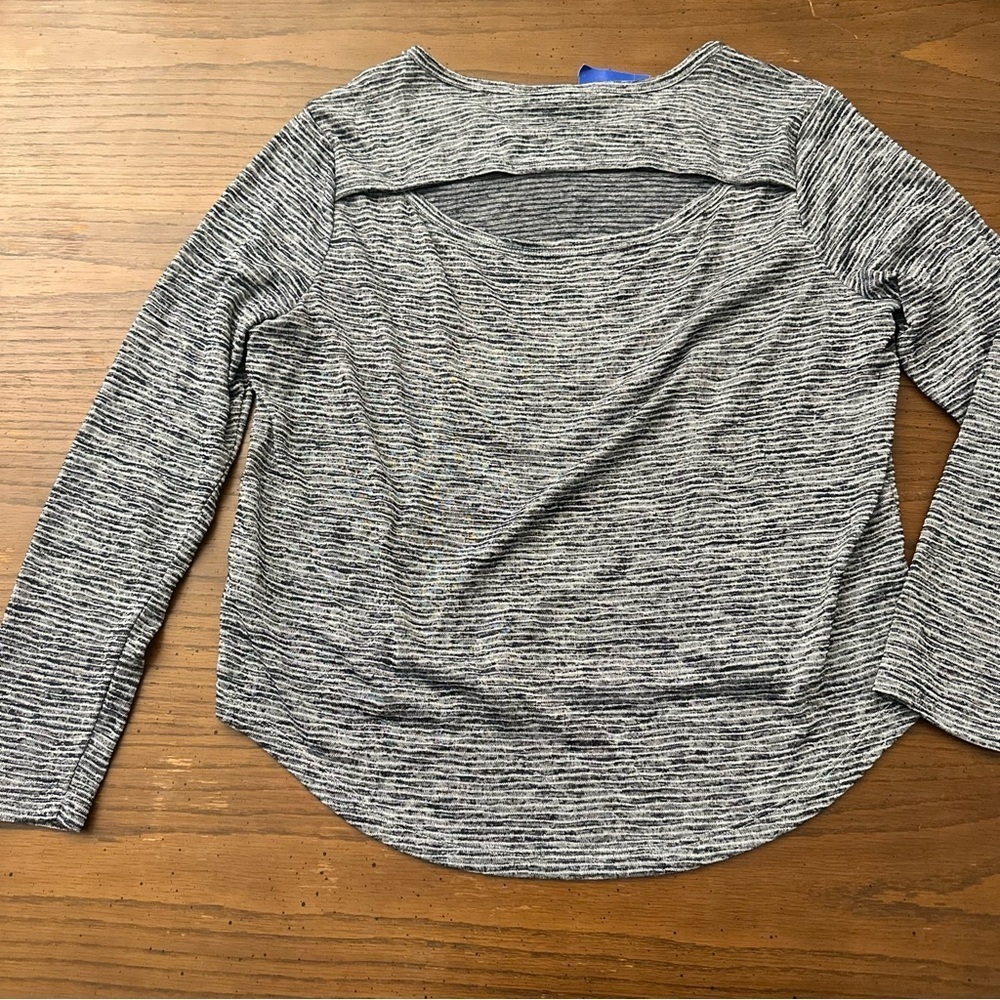 Athleta keywhole back long sleeve t-shirt M